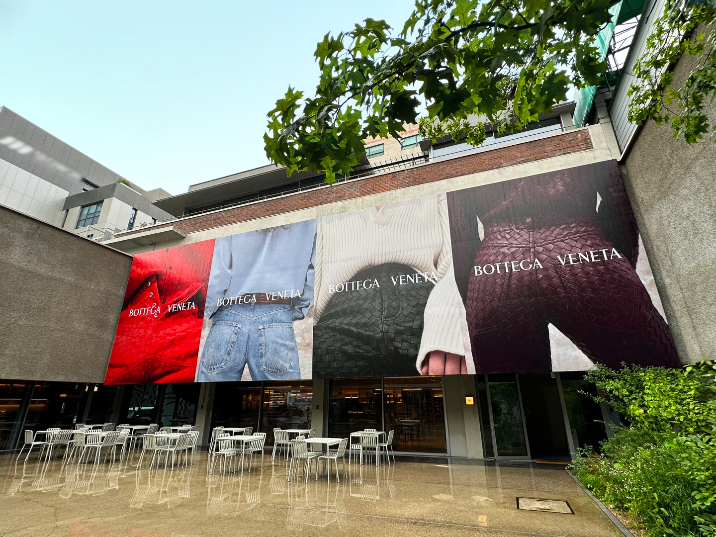 홍대입구역 아디다스 옥외광고