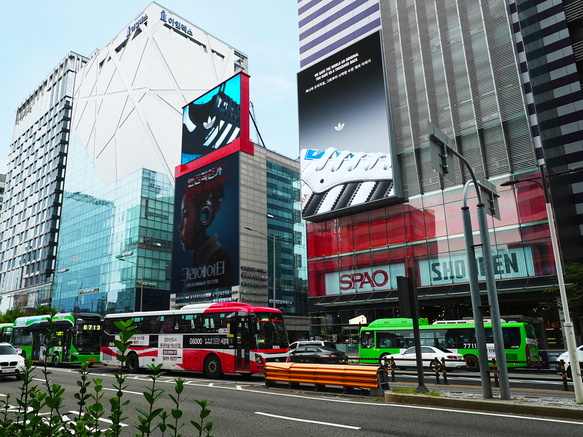 홍대입구역 아디다스 옥외광고