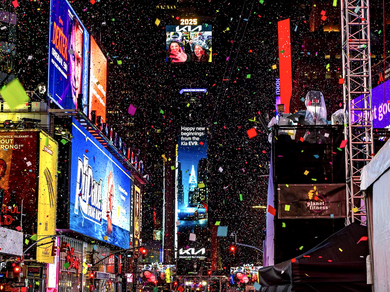 연말 대비 미국 영국 옥외광고 매체